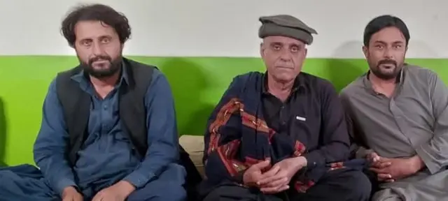 نذیر باز ئی اپنے ہلاک ہونے والے بھائیوں کے ہمراہ